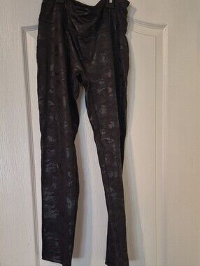 Stretchy - Black - Women Sport Leggings with ARMY PRINT Details - Extra Large